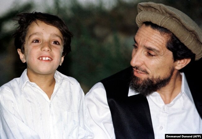 احمد مسعود در هشت‌سالگی در کنار پدرش، احمد شاه مسعود، درهٔ پنجشیر، اوت ۱۹۹۷