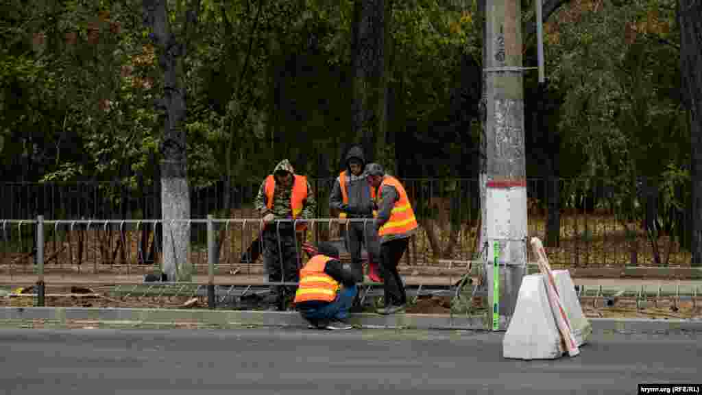 Робочі встановлюють дорожні огорожі