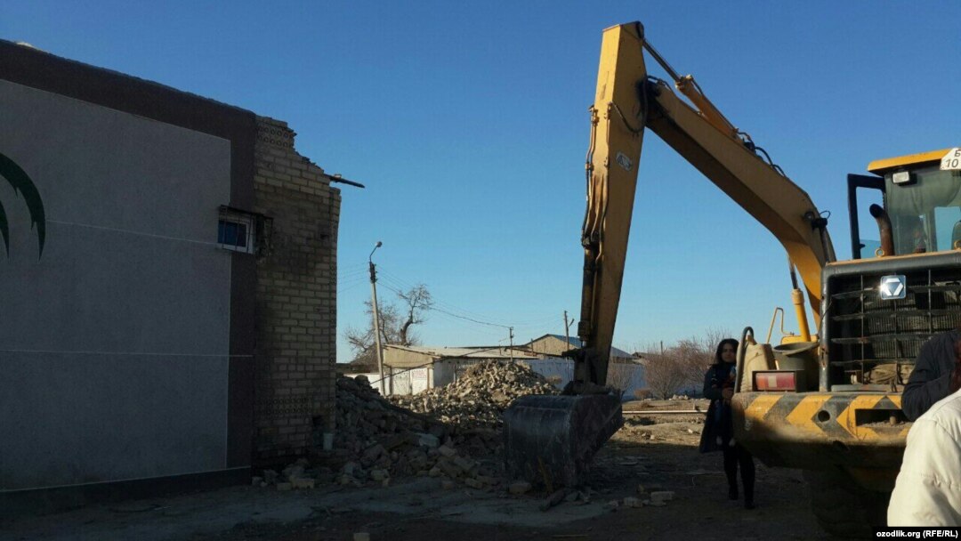Суд Шофиркон туман ҳокимлигини Улуғбек Камоловга тегишли дўконни ноқонуний бузган деб топган. 