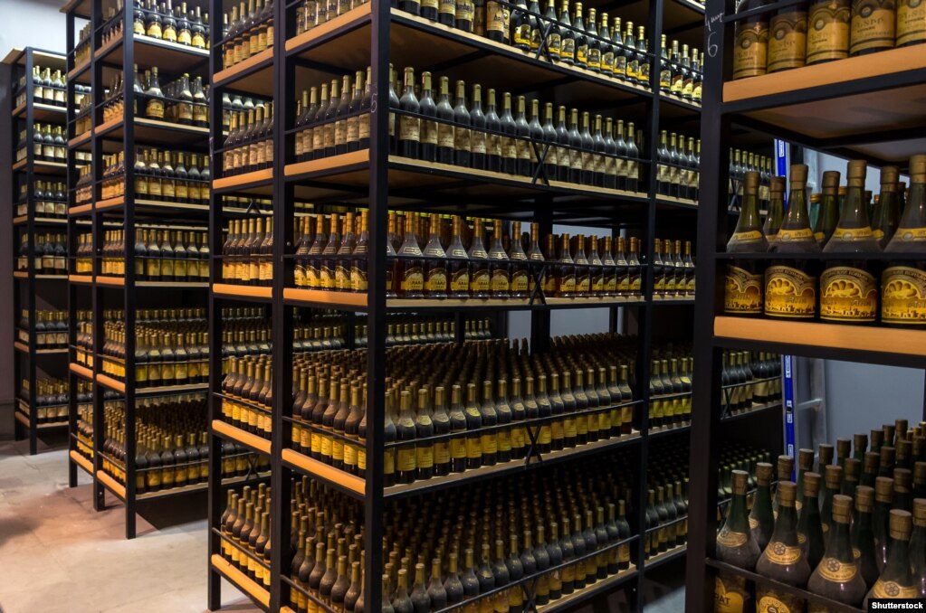 Shishe të rakisë armene të njohur si "konjak", në Jerevan.