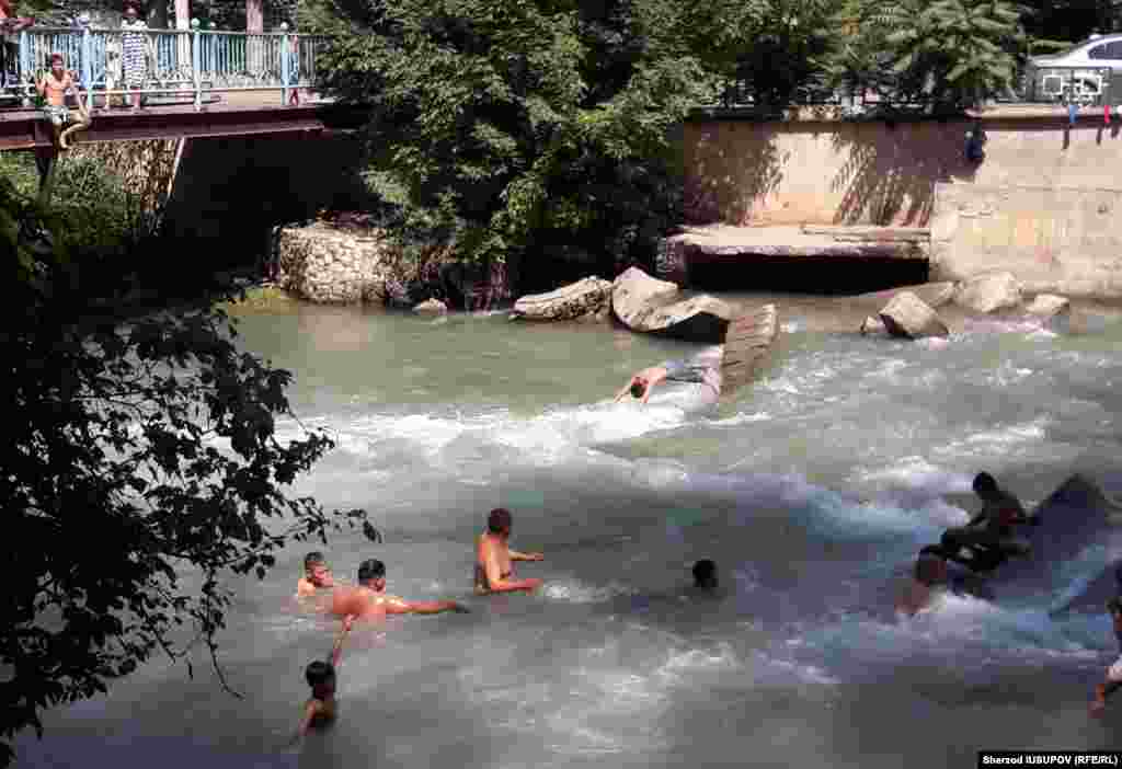 Kyrgyzstan - Children experience abnormal heat in Osh