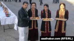 Aşgabatda Dünýä türkmenleriniň ynsanperwer birleşigine gatnaşýan türkmenler.