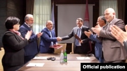 Nagorno-Karabakh -- President Ara Harutiunian and Samvel Babayan sign a memorandum of cooperation, Stepanakert, May 25, 2020.