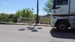 В Керчи мост на въезде в город разрушается из-за грузовиков (видео)