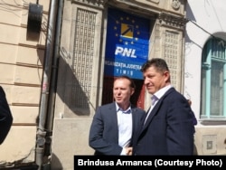 Florin Cîțu la poză cu viceprimarul liberal al Timișoarei Cosmin Tabără