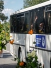 Жителі прикордоння зустрічають українських захисників, які повернулися з російського полону