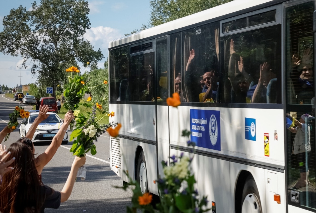 Жителі прикордоння зустрічають українських захисників, які повернулися з російського полону