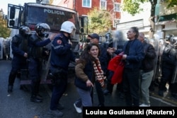 Oficerë të Policisë shqiptare duke u ballafaquar me protestues në Tiranë, më 18 tetor.