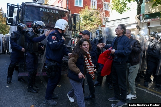 Oficerë të Policisë shqiptare duke u balafaquar me protestues në Tiranë, më 18 tetor.