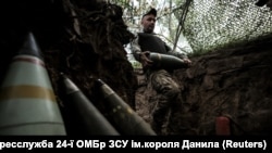 Військовий 24-ї окремої механізованої бригади імені короля Данила готує боєприпаси до самохідної гаубиці M109 поблизу Часового Яру, Донеччина, червень 2025 року