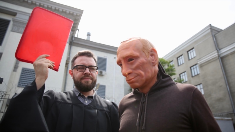 «Путин играет жизнями крымчан». В Киеве активисты провели акцию под посольством России (+фото)