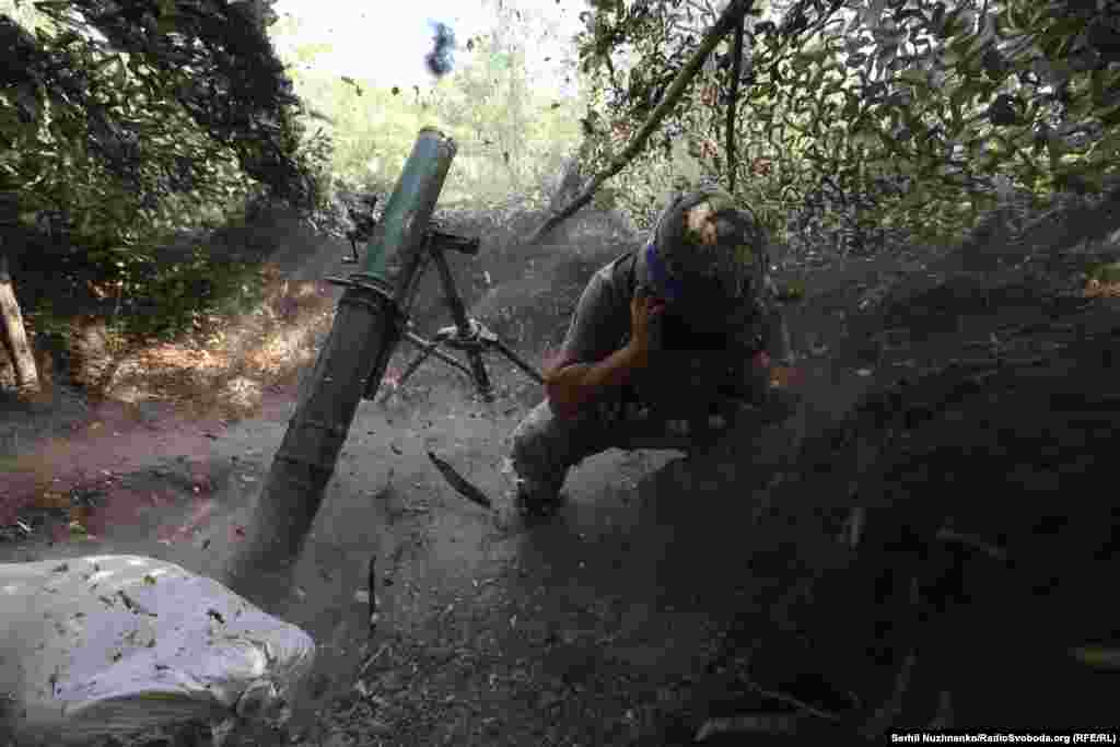 Земля і листя підіймаються в повітря від роботи 120 міномета по російських силах на позиціях 152-ї окремої єгерської бригади імені Симона Петлюри. Покровський напрямок, 22 серпня 2025 року