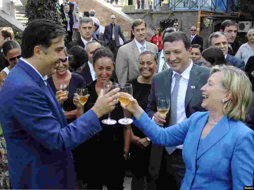 Михаил Саакашвили и Хиллари Клинтон продегустировали вино в старом Тбилиси