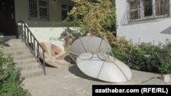 Officially, satellite dishes are being removed from Turkmen cities because they are considered an eyesore, but many suspect authorities of using this as an excuse to restrict access to information from nonstate media. (file photo)