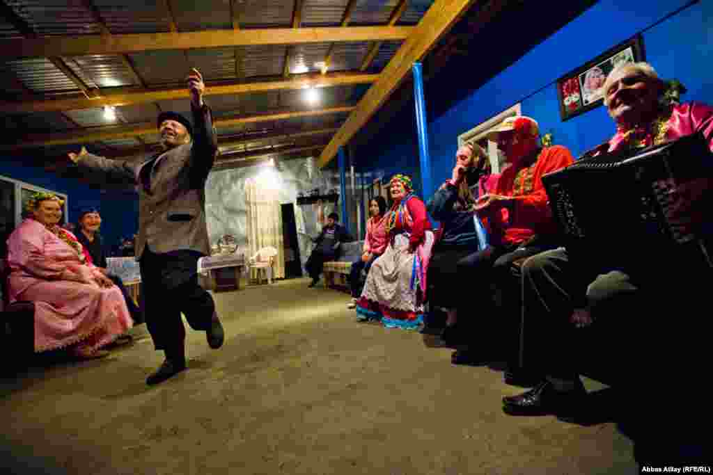 Malakanlar çalıb-oxuyur, azərbaycanlılar rəqs edir.