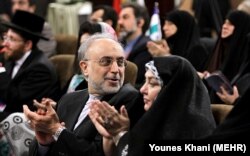 علی اکبر صالحی و همسرش در مراسمی در وزارت خارجه ایران در بهمن ۱۳۹۰
