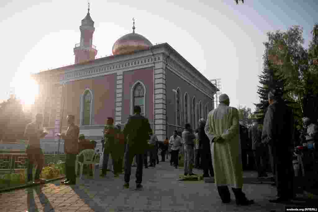 Беларускія мусульмане сьвяткуюць Курбан-Байрам у саборным мячэце ў Менску. 13 верасьня 2016 г.