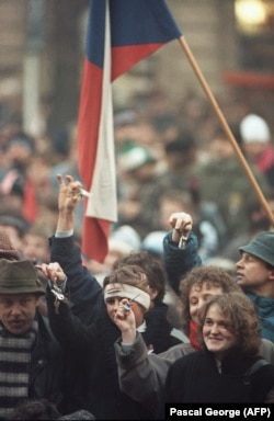 Люди звенят ключами на улицах Праги 4 декабря 1989 года во время "бархатной революции"