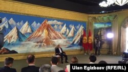 Президент Кыргызстана Алмазбек Атамбаев на пресс-конференции в Чолпон-Ате, 1 августа 2016 года.