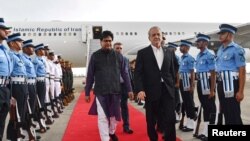 Iranski predsjednik Masud Pezeshkian (desno u sredini) stiže na samit BRICS-a u New Delhiju, 11. septembra.
