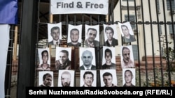 Портреты пропавших в Крыму активистов на акции «Преступление и наказание» под посольством России в Киеве, архивное фото