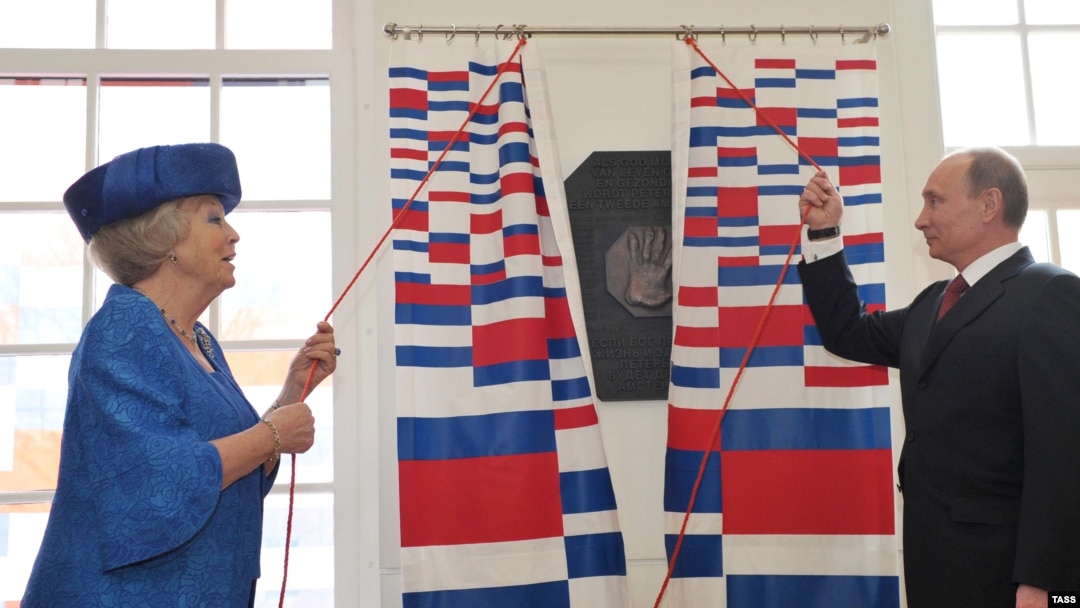 Dutch Queen Beatrix (left) and Russian President Vladimir Putin unveil a plaque during their visit to the Hermitage Museum in Amsterdam in 2013.