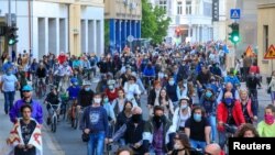 Kormányellenes tüntetés a járvány terjedése miatt a szlovén fővárosban, Ljubljanában, 2020. május 8-án