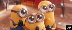 Minionii, de la stânga, Stuart, Bob și Kevin într-o scenă din desenul animat.