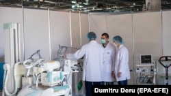 Cadrele medicale pregătesc echipamentul la Centrul MoldExpo din Chisinau, 1 aprilie 2020