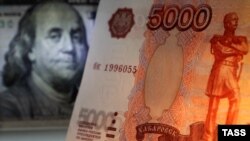 Курс рубля заметно вырос с начала года, несмотря на резкий спад цен на нефть 
