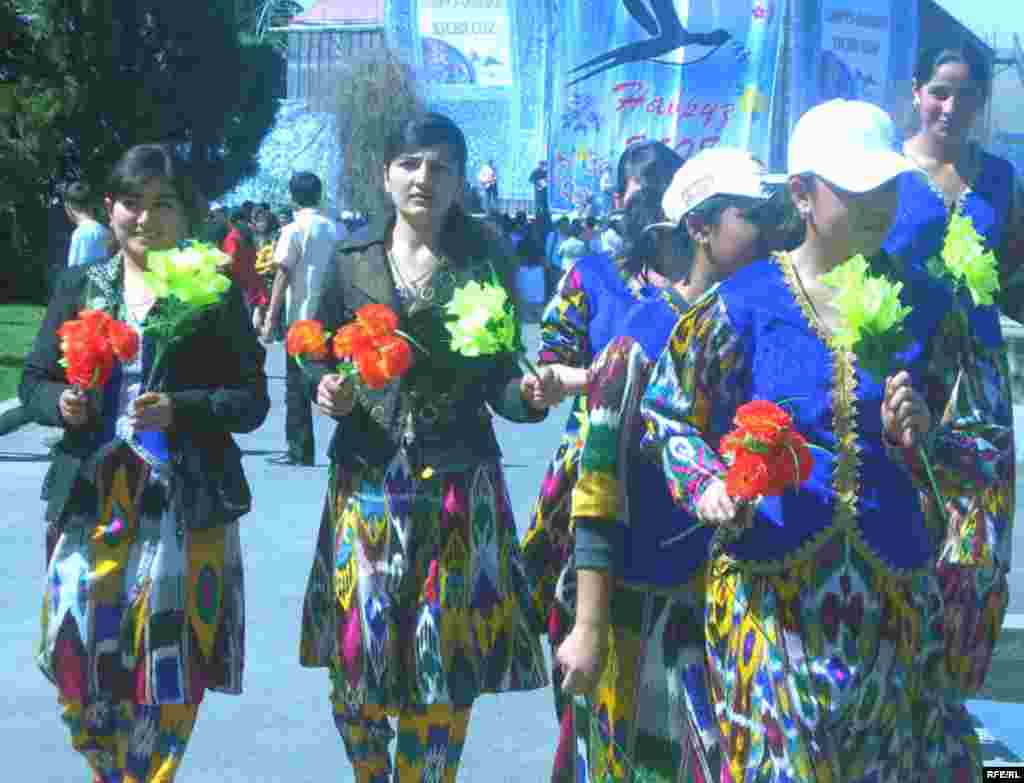 زنان تاجیک برای شرکت در جشن نوروز لباس محلی پوشیده اند.