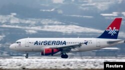 Авион на Ер Србија на аеродромот во Бања Лука. 