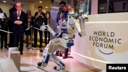 Բազմաֆունկցիոնալ HUBO հումանոիդ ռոբոտը իր հնարավորություններն է ցուցադրում Դավոսում 