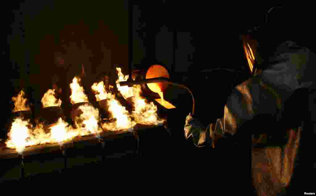 Smelters cast ingots of 99.99 percent pure gold at the Krastsvetmet nonferrous metals plant in the Siberian city of Krasnoyarsk. (Reuters/Ilya Naymushin)