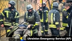 Спасатели работают на месте российского ракетного удара в Одессе, 15 марта 2024 года
