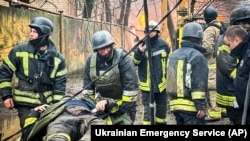 Рятувальники евакуюють пораненого внаслідок удару по Одесі 15 березня 2024 року