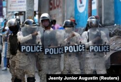 Policia ndërhyn gjatë një proteste kundër Moïse në shkurt të vitit 2021.