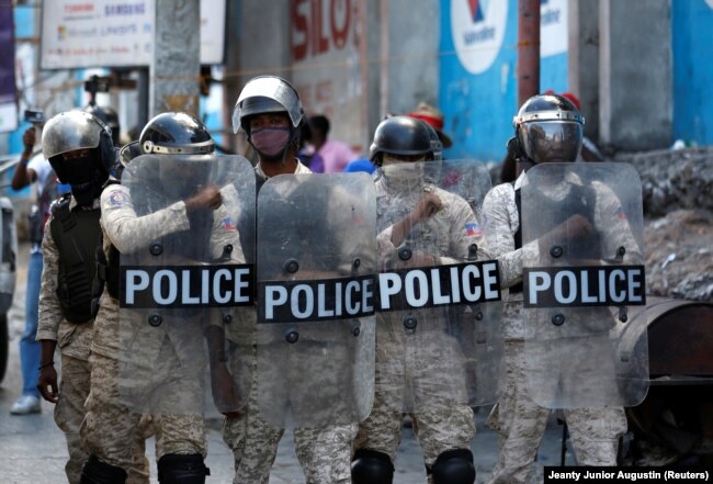 Policia ndërhyn gjatë një proteste kundër Moïse në shkurt të vitit 2021.