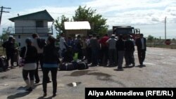 Люди стоят на посту "Хоргос". Иллюстративное фото.