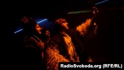 Олексій Гнатковський разом з іншими акторами Франківського драмтеатру записує відео для військових перед початком вистави. Київ, 14 січня 2026 року