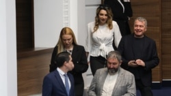 Тошко Йорданов (вдясно), Павела Митова (до него) и техни колеги от ИТН влизат в пленарната зала на Народното събрание, 11 март 2026 г.