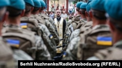 Священик під час репетиції військового параду до Дня Незалежності України. Київ, 18 серпня 2018 року