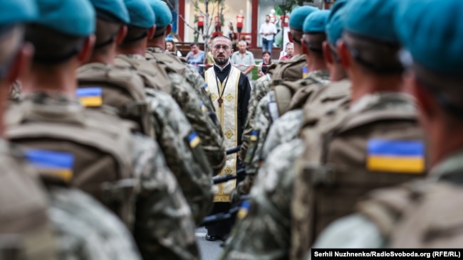 Священик під час репетиції військового параду до Дня Незалежності України. Київ, 18 серпня 2018 року