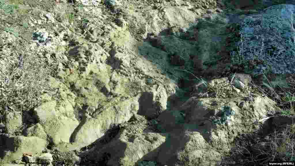 Над джерелом у напрямку ущелини Джафар-Берди тягнеться висохле річище струмка