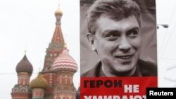 Борис Немцовты еске алу шеруінде шерушілер ұстап шыққан Немцовтың портреті. Мәскеу, 1 наурыз 2015 жыл.
