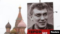 Учасники акції пам'яті Бориса Нємцова скандують гасло:«Герої не вмирають»