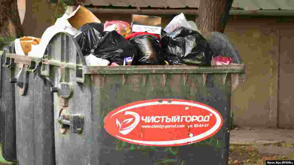 Переполненные контейнеры для мусора в одном из дворов по улице Льва Толстого