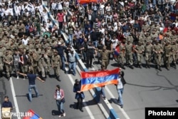 Военные и студенты на улицах Еревана. 23 апреля.