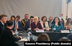 Presidentja e Kosovës, Vjosa Osmani, merr pjesë në samitin për Ukrainën në Dubrovnikë, së bashku me presidentin ukrainas, Volodymyr Zelensky, dhe liderët e Ballkanit.