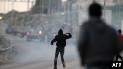 اکثر کودکان و نوجوانان فلسطینی به اتهام سنگ پرانی به سوی اسرائیلی‌ها و خودروهای نظامیان دستگیر و بازجویی شده اند.